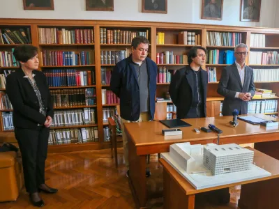 Maja 2019 je takratni minister za izobraževanje, znanost in &scaron;port Jernej Pikalo (na fotografiji skrajno desno) podpisal dodatek k pogodbi za izdelavo projektne dokumentacije za gradnjo nove narodne in univerzitetne knjižnice in s tem napovedal obuditev projekta, a že takrat so se pojavljala predvsem vpra&scaron;anja, kaj se bo zgodilo, ko bo treba zagotoviti denar za gradnjo.