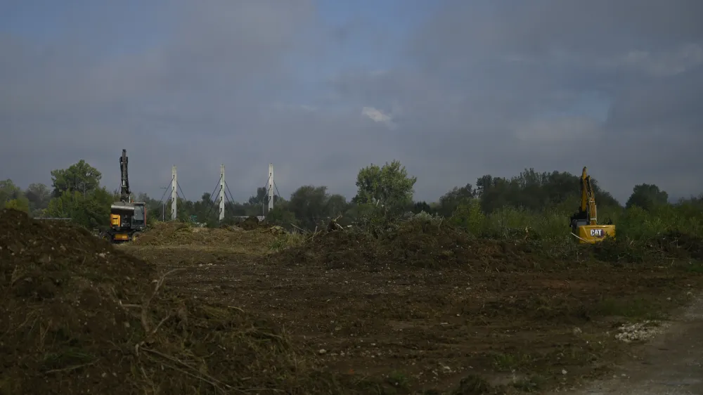 Na državnem zemlji&scaron;ču ob Litijski cesti in desno od vzhodne ljubljanske obvoznice so se, kot kaže, začela pripravljalna dela za gradnjo novega mo&scaron;kega zapora.
&nbsp;