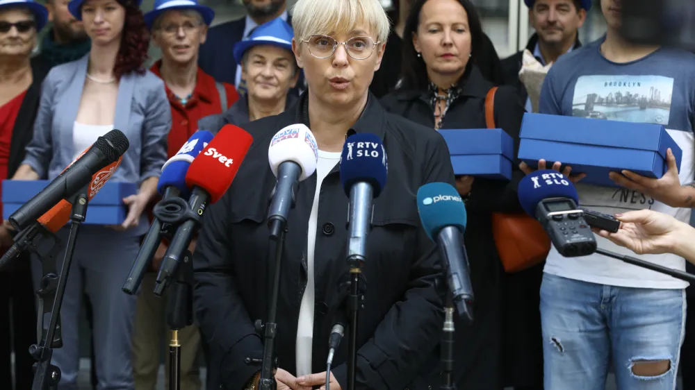 Nata&scaron;a Pirc Musar ob vložitvi predsedni&scaron;ke kandidature&nbsp;