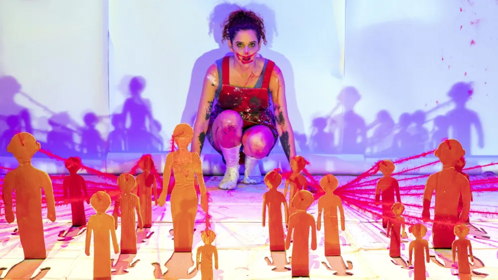 Carte Blanche je predstava nagrajene izraelske ustvarjalke Mihal Svironi. V njej oživijo liki, ki so se odtisnili v umetničino življenje. Foto: G&eacute;rard Allon