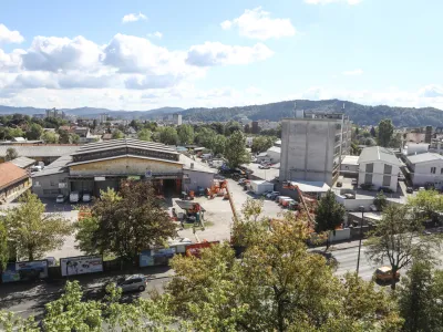 - 22.09.2022 &ndash; zemlji&scaron;če v Ljubljani pri nekdanji tovarni Kolinska v obsegu 40.000 m2 med &Scaron;martinsko, Kolinsko in Kavčičevo ulico v lastni&scaron;tvu Slova&scaron;ke družbe Corwin <br> <br>//FOTO: Luka Cjuha<br>