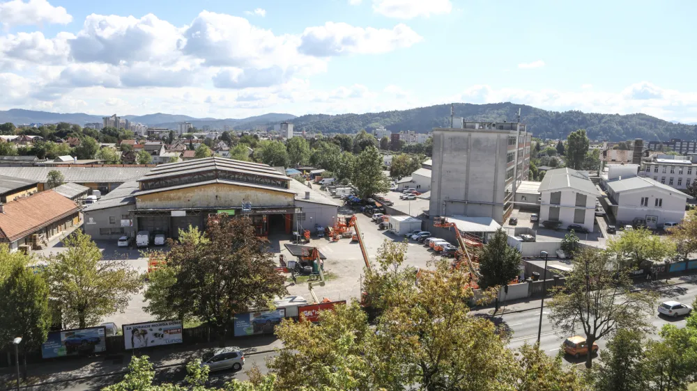 - 22.09.2022 &ndash; zemlji&scaron;če v Ljubljani pri nekdanji tovarni Kolinska v obsegu 40.000 m2 med &Scaron;martinsko, Kolinsko in Kavčičevo ulico v lastni&scaron;tvu Slova&scaron;ke družbe Corwin <br> <br>//FOTO: Luka Cjuha<br>