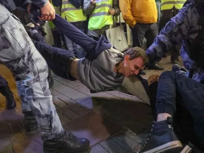 Policija sku&scaron;a vkleniti mo&scaron;kega na neprijavljenem sredinem shodu v Moskvi proti delni voja&scaron;ki mobilizaciji, ki jo je razglasil predsednik Putin. F Reuters