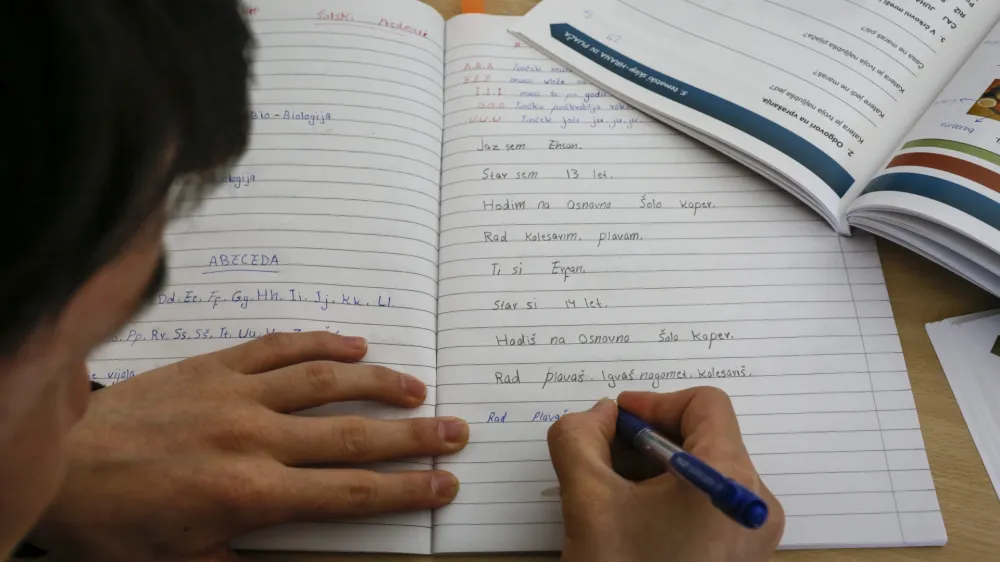- simbolična fotografija -- &scaron;olstvo - pisanje - zvezek - učenje <br><br><br> - 16.03.2016 - Osnovna &scaron;ola O&Scaron; Koper - vključevanje begunskih otrok v izobraževalni sistem - trenutno imajo na &scaron;oli 43 otrok, ki imajo poseben status - begunci -  ///FOTO: Luka Cjuha.