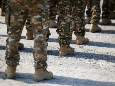 Ljubljana, Vojasnica Edvarda Peperka.<br>Zbor za medije pred slovesnostjo s postrojem 1. kontingenta Slovenske vojske pred napotitvijo in zacetkom delovanja v Natovi enoti dejavnosti okrepljene pozornosti.<br>Slovenska vojska, vojaki.