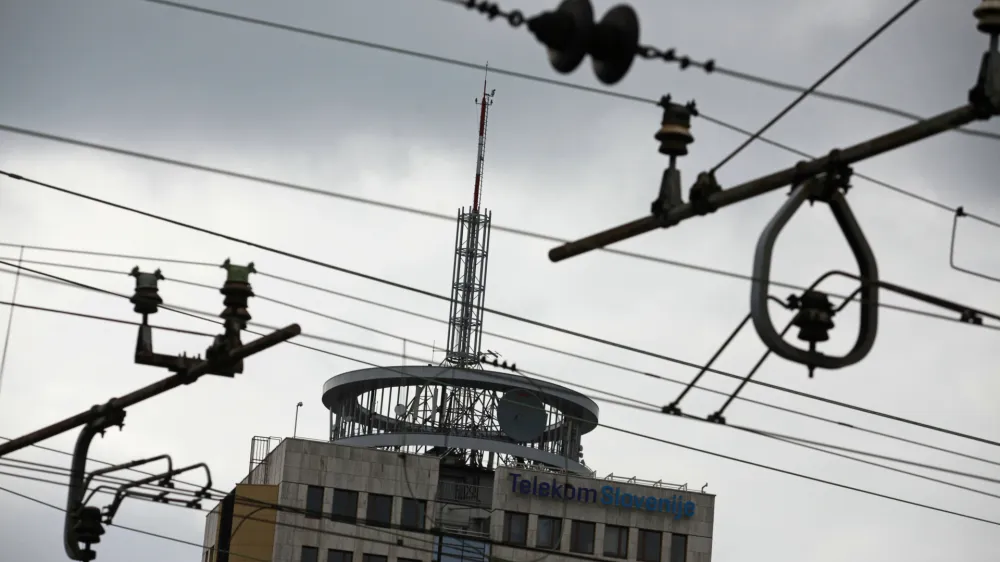 - poslovna stavba družbe Telekom Slovenije - Cigaletova ulica 15, elektrika - električni daljnovod - električna napetost - visokonapetostni vod - sevanje - elektrifikacija - simbolična - ilustrativna fotografija  //FOTO: Luka Cjuha