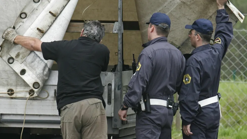 - nadzor nad prometom tovornih vozil, ki ga opravlja Specializirana enota za nadzor prometa v Upravi uniformirane policije GPU, počivaliče Lukovica v smeri proti Trojanam<br><br>/// Foto: Matej Pov&scaron;e<br><br>OPOMBA: SAMO ZA OBJAVO V ČASOPISU DNEVNIK