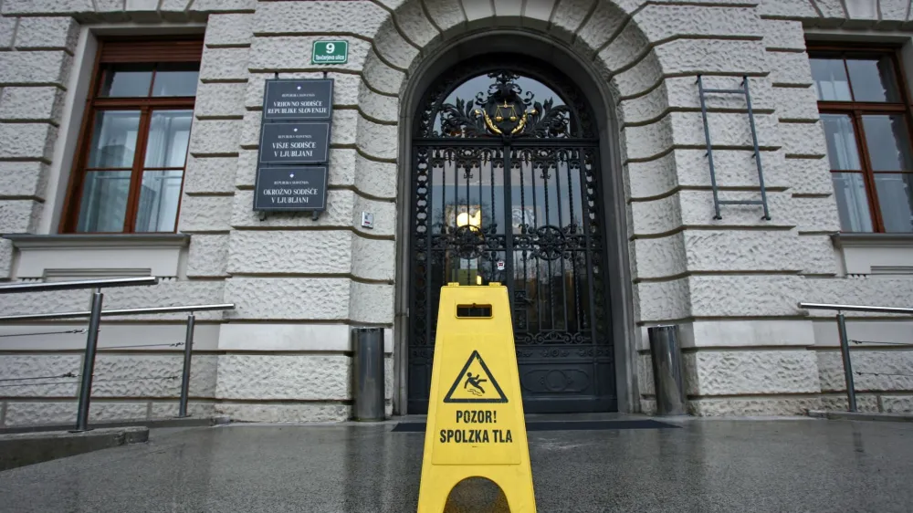 V sodnih dvoranah se dogaja marsikaj, včasih za presenečenja poskrbijo tudi sodniki. Foto: Tomaž Skale&nbsp;