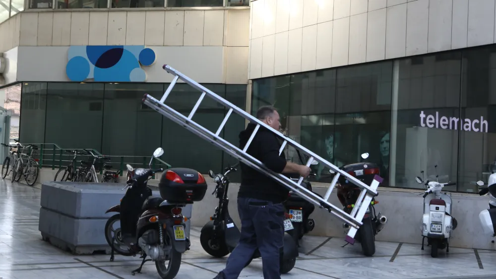  mobilni operater Telemach in Telekom &ndash; delavec, lestev, telefoniranje <br><br>- 23.09.2022 - plo&scaron;čad Trg Ajdov&scaron;čina pri Metalki v Ljubljani <br> <br>//FOTO: Luka Cjuha