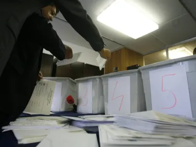 - Parlamentarne volitve 2008 - <br><br><br>- Državna volilna komisija (DVK) - &scaron;tetje glasovnic ki so prispele po po&scaron;ti iz tujine, ter glasove volivcev na diplomatsko-konzularnih predstavni&scaron;tvih. - v tujino je bilo poslano 47.765 volilnih gradiv<br>- Po vseh pre&scaron;tetih glasovnicah z nedavnih parlamentarnih volitev se izidi glasovanja glede vrstnega reda strank in &scaron;tevila mandatov v državnem zboru niso spremenili,/FOTO: Bojan VelikonjaOPOMBA: ZA OBJAVO V ČASOPISU DNEVNIK