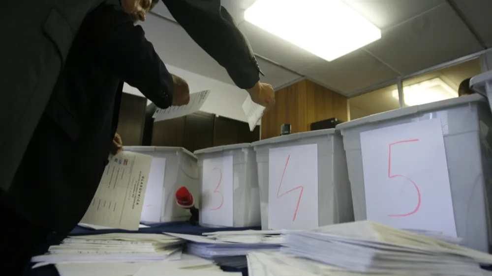 - Parlamentarne volitve 2008 - <br><br><br>- Državna volilna komisija (DVK) - &scaron;tetje glasovnic ki so prispele po po&scaron;ti iz tujine, ter glasove volivcev na diplomatsko-konzularnih predstavni&scaron;tvih. - v tujino je bilo poslano 47.765 volilnih gradiv<br>- Po vseh pre&scaron;tetih glasovnicah z nedavnih parlamentarnih volitev se izidi glasovanja glede vrstnega reda strank in &scaron;tevila mandatov v državnem zboru niso spremenili,/FOTO: Bojan VelikonjaOPOMBA: ZA OBJAVO V ČASOPISU DNEVNIK