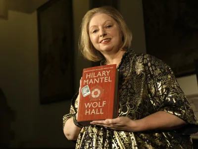 Literarni svet žaluje za večkrat nagrajeno britansko pisateljico, ki je zaradi kapi umrla v 71. letu starosti.&nbsp;