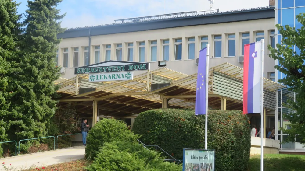 Obstoječo stavbo Zdravstvenega doma Brežice so zgradili v dveh fazah v letih 1976 in 1981.