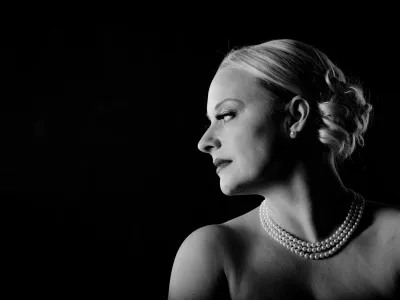 Sopranistka Sabina Cvilak bo osrednja protagonistka komorne opere Napudrana britanskega skladatelja Thomasa Ad&egrave;sa.