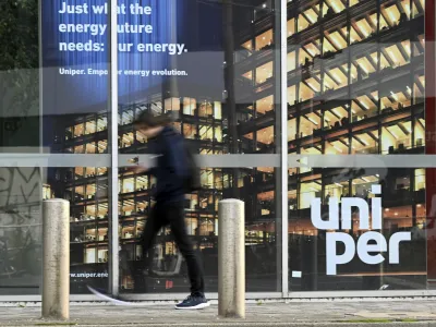 20 September 2022, North Rhine-Westphalia, Duesseldorf: A passerby walks past Uniper's headquarters. The closure of the Nord Stream 1 gas pipeline has exacerbated the situation of Germany's most important gas importer, Uniper. Nationalization of the energy company is apparently imminent. Photo by: Federico Gambarini/picture-alliance/dpa/AP Images