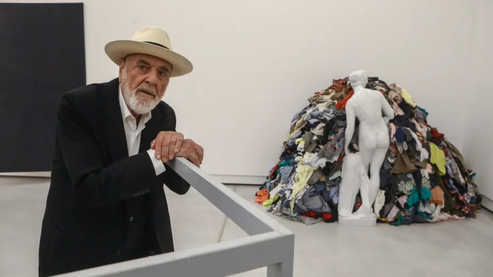 &raquo;Tole leseno kontrukcijo sem naredi zato, da se lahko, medtem ko vam pojasnjujem svoje delo, nanjo naslonim,&laquo; je povedal umetnik.&nbsp;