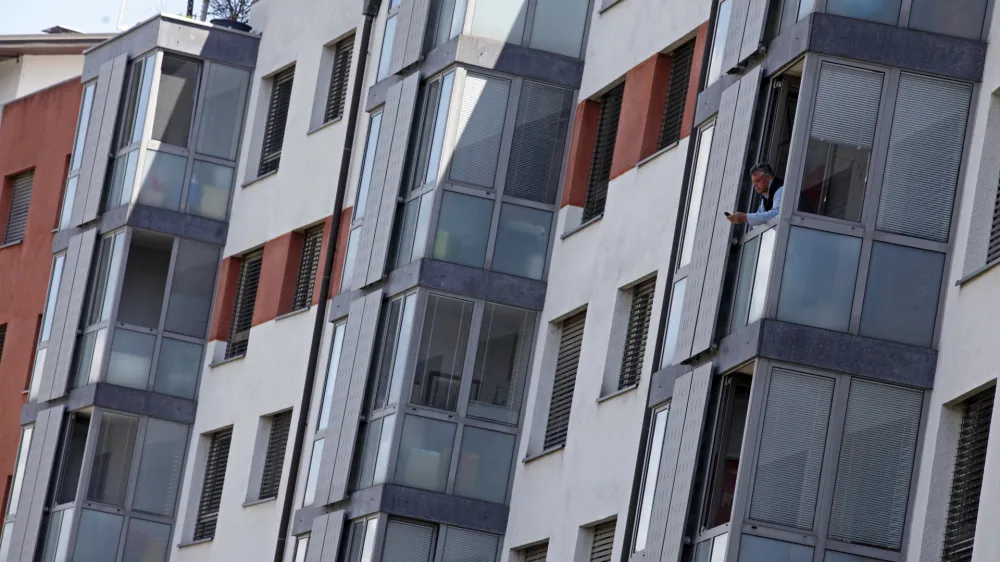 Po besedah poznavalcev se nepremičninski posli trenutno izvajajo v vrednosti do 200.000 evrov. Manj je poslov z dražjimi nepremičninami, saj je treba vzeti vi&scaron;je posojilo, kupci pa so v tem primeru bolj izpostavljeni gibanjem obrestnih mer.&nbsp;