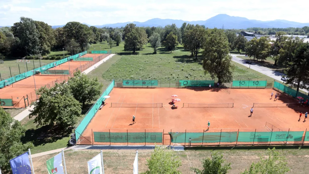  - zemlji&scaron;če za novi nacionalni plezalni center v velikosti 2000 kvadratnih metrov z zunanjo plezalno steno in steno za vadbo hitrostnega plezanja - teni&scaron;ko igri&scaron;če <br><br><br>- 12.08.2022 &ndash; &Scaron;portni park Svoboda, Gerbičeva ulica v Ljubljani - Vič<br><br>//FOTO: Tomaž Skale<br>