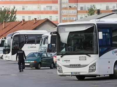 - vozniki avtobusov podjetij v skupini Arriva Slovenija so po več neuspe&scaron;nih pogajanjih z vodstvom družbe napovedali začetek stavke - stavka &ndash; protest &ndash;- 04 09.2017 &ndash; avtobusni prevoznik Arriva, poslovna enota v Ljubljani, Sredi&scaron;ka ulica 4 &ndash; //FOTO: Luka Cjuha