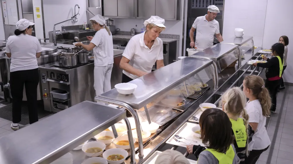 - 29.09.2022 &ndash; Osnovna &scaron;ola Danile Kumar, Gogalova ulica 15 v Ljubljani, &scaron;olska prehrana - kuhinja - priprava kosil za osnovno&scaron;olce //FOTO: Jaka Gasar