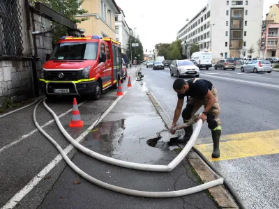 - hi&scaron;a na naslovu Zoisova cesta 4 &ndash; gasilci iz kletnih prostorov črpajo vodo <br><br>- 30.09.2022 &ndash; Močno deževje in poplave v Ljubljani - <br><br>//FOTO: Tomaž Skale<br>