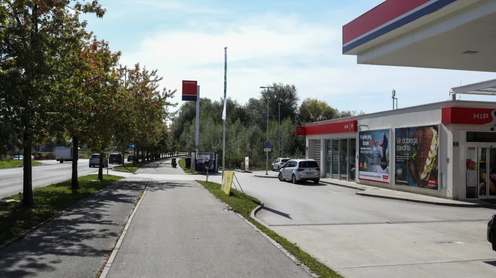 - gradnja - stanovansjki kompleks Barjanka &ndash;- Bencinski servis Petrol Barjanska cesta&ndash; Barjanska cesta v Ljubljani - - 22.09.2021 - zemlji&scaron;če za novi stanovanjsko-poslovni kompleks na območju Trnovskega predmestja, tik ob naselju Murgle. //FOTO: Bojan Velikonja