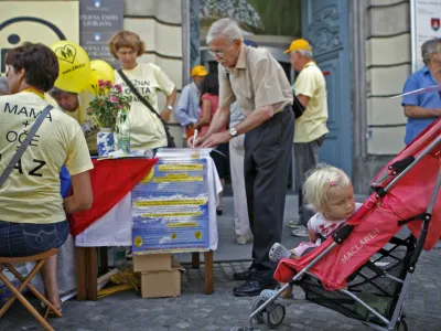 stojnica ZA družinski referendum, pred izpostavo Center UE Ljubljana, - Civilna iniciativa za družino ter drugi podporniki referenduma o družinskem zakoniku zbirajo podpise za razpis referendum, zbiranje podpisov - družinski zakonik /FOTO: Bojan Velikonja