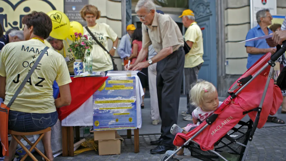 stojnica ZA družinski referendum, pred izpostavo Center UE Ljubljana, - Civilna iniciativa za družino ter drugi podporniki referenduma o družinskem zakoniku zbirajo podpise za razpis referendum, zbiranje podpisov - družinski zakonik /FOTO: Bojan Velikonja
