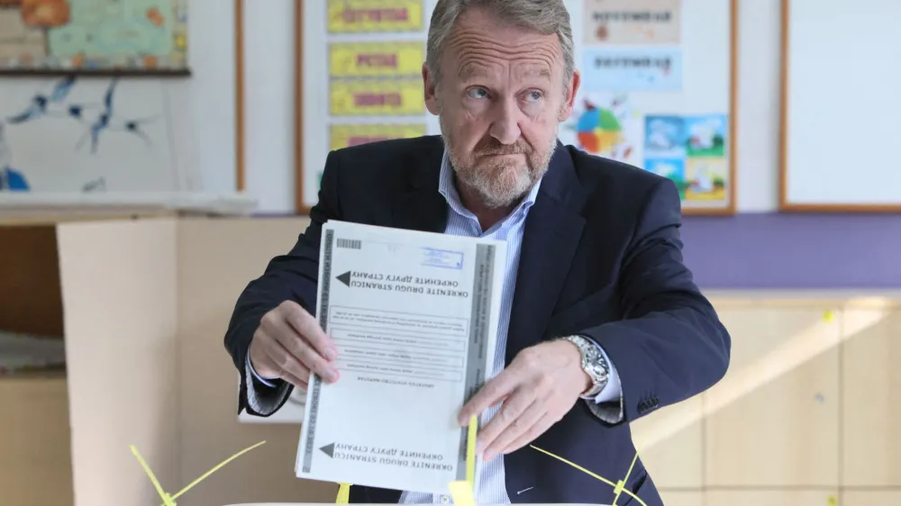 Bakir Izetbegovic of the Party of Democratic Action and Bosniak candidate of the Tri-partite Bosnian Presidency holds a ballot during Presidential and parliamentary elections at a polling centre in a school in Sarajevo, October 2, 2022 REUTERS/Amel Emric
