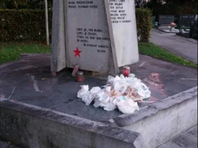 Uporabljene plenice pred spomenikom NOB na črnu&scaron;kem pokopali&scaron;ču