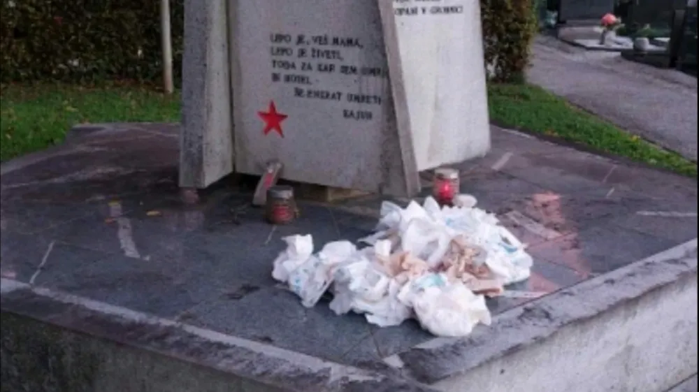 Uporabljene plenice pred spomenikom NOB na črnu&scaron;kem pokopali&scaron;ču