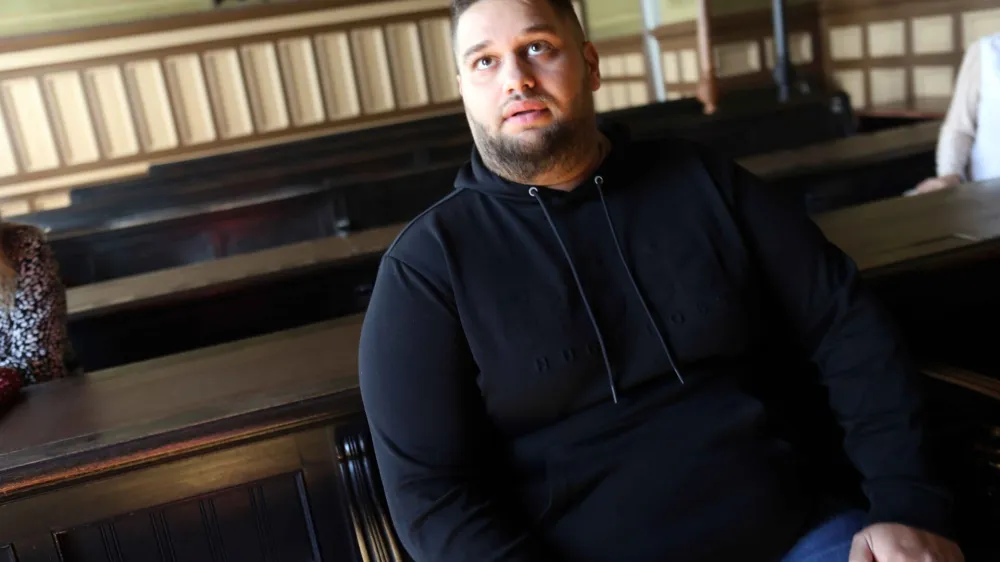 Valentino Beganović <br><br>- 03.10.2022 &ndash; sojenje &ndash; predobravnavni narok za Rokija Bajrića in njegovega deset let starej&scaron;ega brata Mirsada ter Valentina Beganovića, zaradi strelskega spopada na terasi lokala Kofi plac ob tržnici sredi ljubljanskega BTC,<br><br>//FOTO: Tomaž Skale<br>