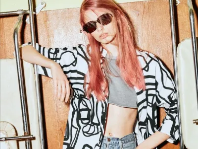 Ukrajinski modni oblikovalci zgodbo o vojni pripovedujejo preko svojih kreacij. S pomočjo dogodkov, kot je teden mode v Parizu in posameznikov, ki poudarjajo delo ukrajinskih kreatorjev, raste njihova prepoznavnost, s tem pa tudi glas rojakov v domovini. Med oblikovalci, ki so dobili priložnost na tednu mode v Parizu je tudi Iryna Kokhana, ki vidi priložnost, da poleg na lastno znamko pozornost obrne tudi na trdoživost svoje države Njena delavnica v Lvivu blizu poljske meje, kjer raste znamka Chereshnivska, se je zaprla za nekaj mesecev, ona pa se je odločila ostati v Londonu, kjer je že poznala nekaj ljudi. Med tem se je do danes nekaj zaposlenih že vrnilo v Ukrajino, delavnica pa ponovno obratuje.Kokhana podjetje vodi iz Velike Britanije, ponovno pa je vzpostavila tudi svojo spletno stran. Njene kreacije, podobno kot dela drugih ukrajinskih oblikovalcev promovira ameri&scaron;ka modna strateginja Jen Sidary <br><br><br>