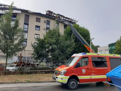 Spomin na hudo avgustovsko neurje, ko je močan veter kot v filmskem prizoru dvignil v zrak streho bloka, ni zbledel.&nbsp;