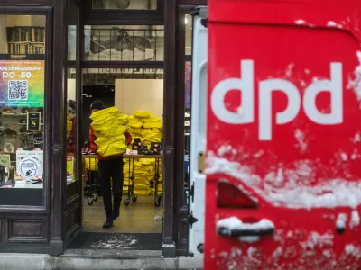 - 03.12.2020 &ndash; Čopova ulica - dostava obutve na dom - spletna trgovina MASS, Kurirska služba DPD Slovenija  //FOTO: Bojan Velikonja