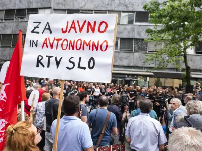 Ljubljana, pred RTV Slovenija.<br>Novinarska konferenca ob stavki novinarjev na RTVS, na kateri so predstavili stavkovne aktivnosti in odgovarjali na vprasanja.