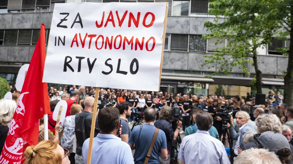Ljubljana, pred RTV Slovenija.<br>Novinarska konferenca ob stavki novinarjev na RTVS, na kateri so predstavili stavkovne aktivnosti in odgovarjali na vprasanja.