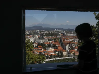 Izbrani investitor bo dobil pravico, da odloči tako o izboru kot &scaron;tevilu lokacij &ndash; gre za občinske strehe in javne povr&scaron;ine &ndash; kjer bi se postavitev sončnih elektrarn splačala. Verjetno bo poleg osončenosti in lege določene strehe ali parkiri&scaron;ča pretehtalo tudi to, kak&scaron;na povr&scaron;ina je na voljo.