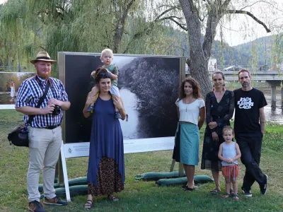Varuhinje rek; skupnost, ki &ndash; kot voda &ndash; vedno najde pot. 