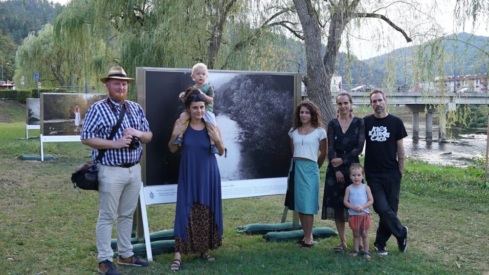 Varuhinje rek; skupnost, ki &ndash; kot voda &ndash; vedno najde pot. 