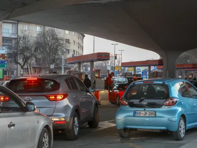 Bencinski servis Petrol - &Scaron;martinska cesta v Ljubljani.- 07.03.2022 - podražitev pogonskih goriv v Sloveniji - gneča na bencinskih črpalkah - liter bencina dražji za deset centov, liter dizla dražji za dvajset centov - kolona vozil. //FOTO: Luka Cjuha