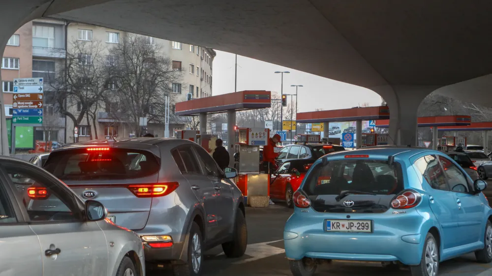 Bencinski servis Petrol - &Scaron;martinska cesta v Ljubljani.- 07.03.2022 - podražitev pogonskih goriv v Sloveniji - gneča na bencinskih črpalkah - liter bencina dražji za deset centov, liter dizla dražji za dvajset centov - kolona vozil. //FOTO: Luka Cjuha
