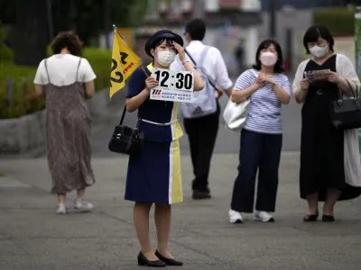 Nedavna raziskava je pokazala, da bo polovica Japoncev tudi v prihodnje nosila masko, ne glede na priporočila in pravila, je poročal The Economist.