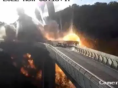 Eksplodiralo je tudi tik ob steklenem mostu, ki ga je leta 2019 odprl kijevski župan Vitalij Kličko in je bil takoj turistična zanimivost, ker je ponujal lepe razglede.&nbsp;