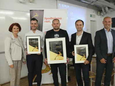 S podelitve priznanj gorenjska gazela: od leve proti desni Janka Planinc, predsednica GZS Regionalna zbornic za Gorenjsko, direktor podjetja Golden Tree Miha Ger&scaron;ič, direktor zmagovalnega podjetja Nimrod Kristjan Hlede, direktor podjetja Caretronic Andraž Krajnc in Miha Vrbinc, predsednik organizacijskega odbora Gazele F Bojan Velikonja