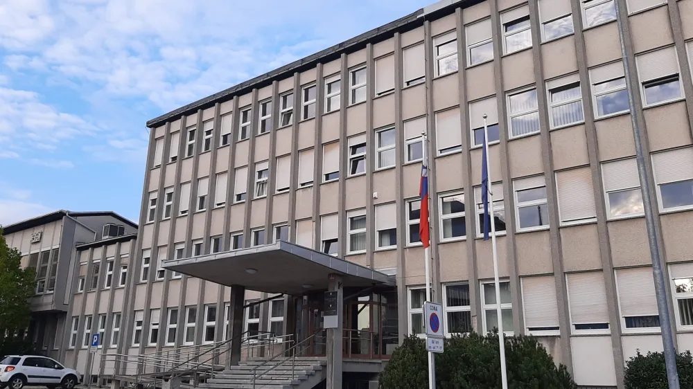 Zaradi izliva vode bo treba obnoviti tri razpravne dvorane v kletnih prostorih sodi&scaron;ča in prostore vpisnika okrajnega sodi&scaron;ča v Kranju.&nbsp;