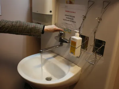 - simbolična fotografija - - opozorilo uživanje vode iz pipe in umivanje zob ni dovoljeno - umivalnik - onesnažena voda - legionela - zdravstvo <br><br><br>- 30.01.2018 - Klinika za otorinolaringologijo in cervikofacialno kirurgijo ORL UKC v Ljubljani - zarjavele vodovodne cevi na kliniki ORL - //FOTO: Luka Cjuha.