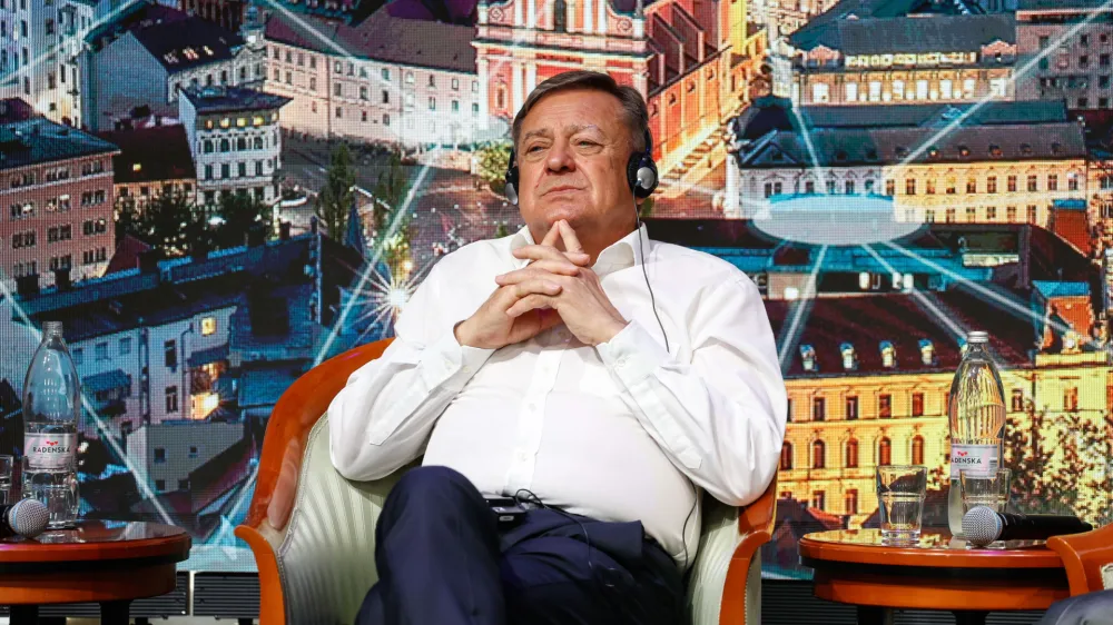 Ljubljana, Cukrarna.<br>Predstavitev projekta sezigalnice v Ljubljani in uvod v javno razpravo o tej tematiki.<br>Ljubljanski zupan Zoran Jankovic.