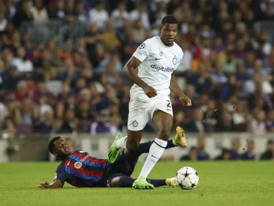 Soccer Football - Champions League - Group C - FC Barcelona v Inter Milan - Camp Nou, Barcelona, Spain - October 12, 2022  Inter Milan's Denzel Dumfries in action with FC Barcelona's Ansu Fati REUTERS/Albert Gea