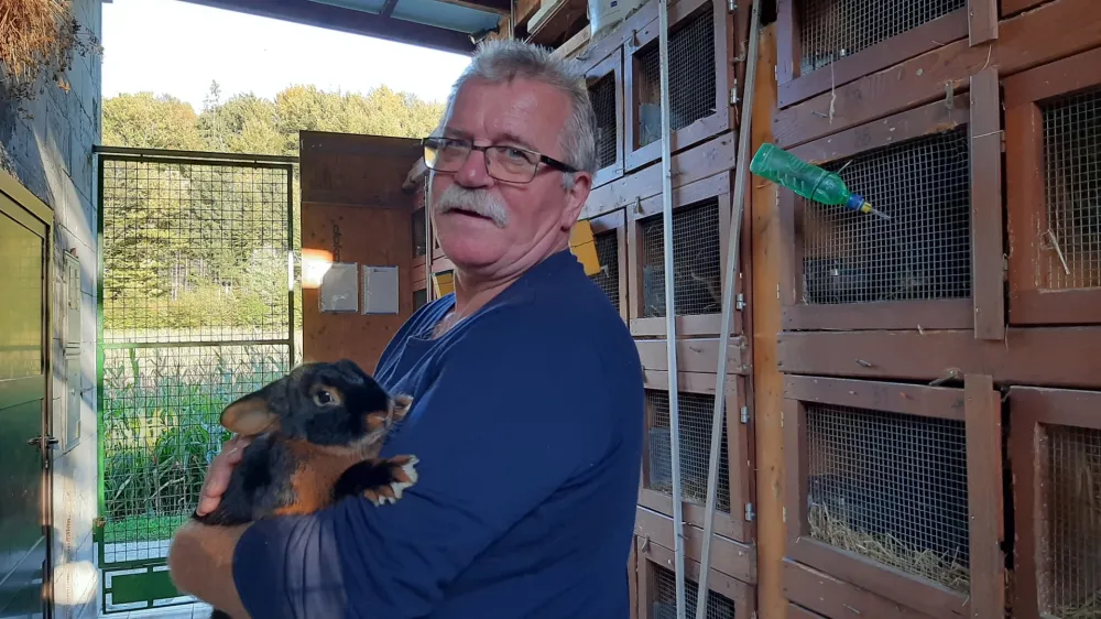 &raquo;&Scaron;tevilo rejcev kuncev v Evropi v zadnjih letih močno upada. Na&scaron;a povprečna starost je 50, 60 let, medtem ko mladih gojiteljev skorajda ni več,&laquo; pove Jože Ločni&scaron;kar.
&nbsp;